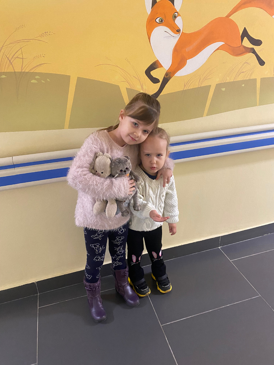 Фото автора. После укольчика. Старшая сестра утешает 