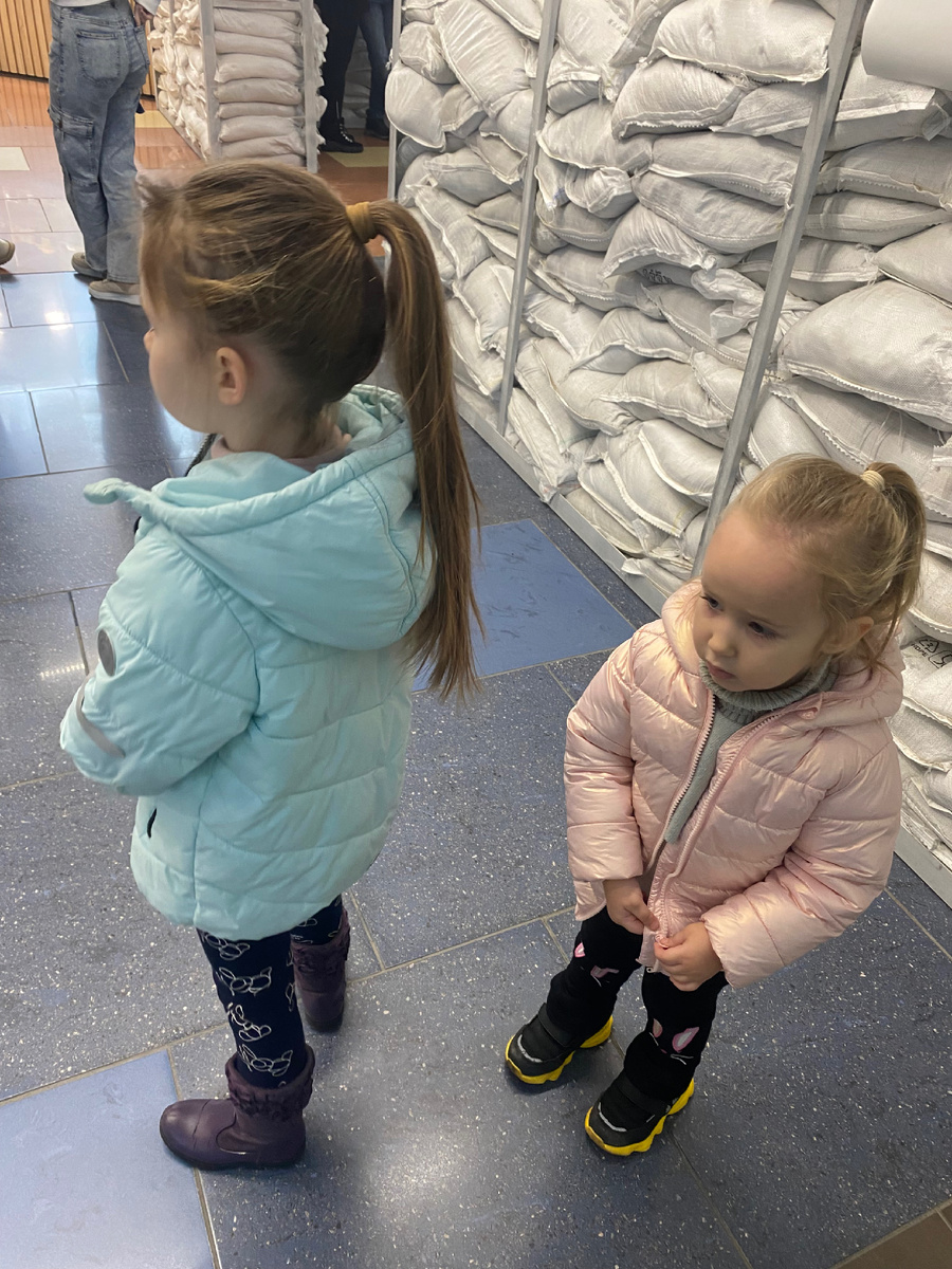 В ТЦ мы попали под ракетную опасность. Стоим, ждём когда отменят 