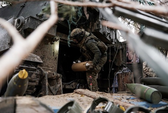    Военнослужащий вооруженных сил Украины в зоне боевых действий