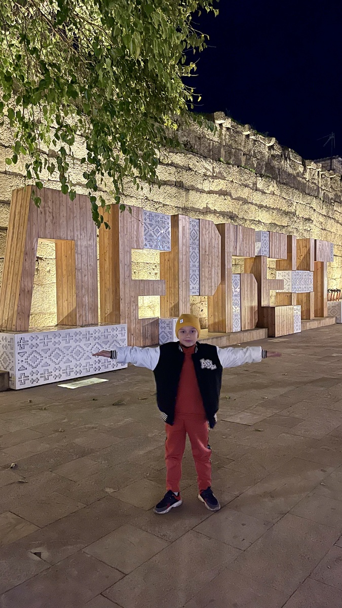 Если не рассмотрели - надпись Дербент