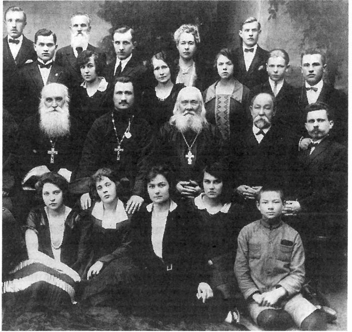 
Г.Р.Ширма (первый справа во втором ряду) с духовенством и хористами Пречистенского собора г. Вильно. 1926 г.