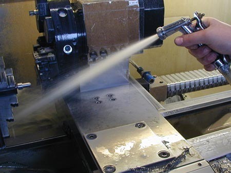 Процесс смыва стружки с рабочей зоны станка