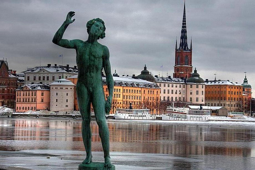 Статуя на фоне острова Риддархольмен
