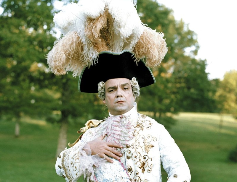 Король Людовик XV в исполнении Дидье Бурдона, фильм "Фанфан-Тюльпан" (2003).