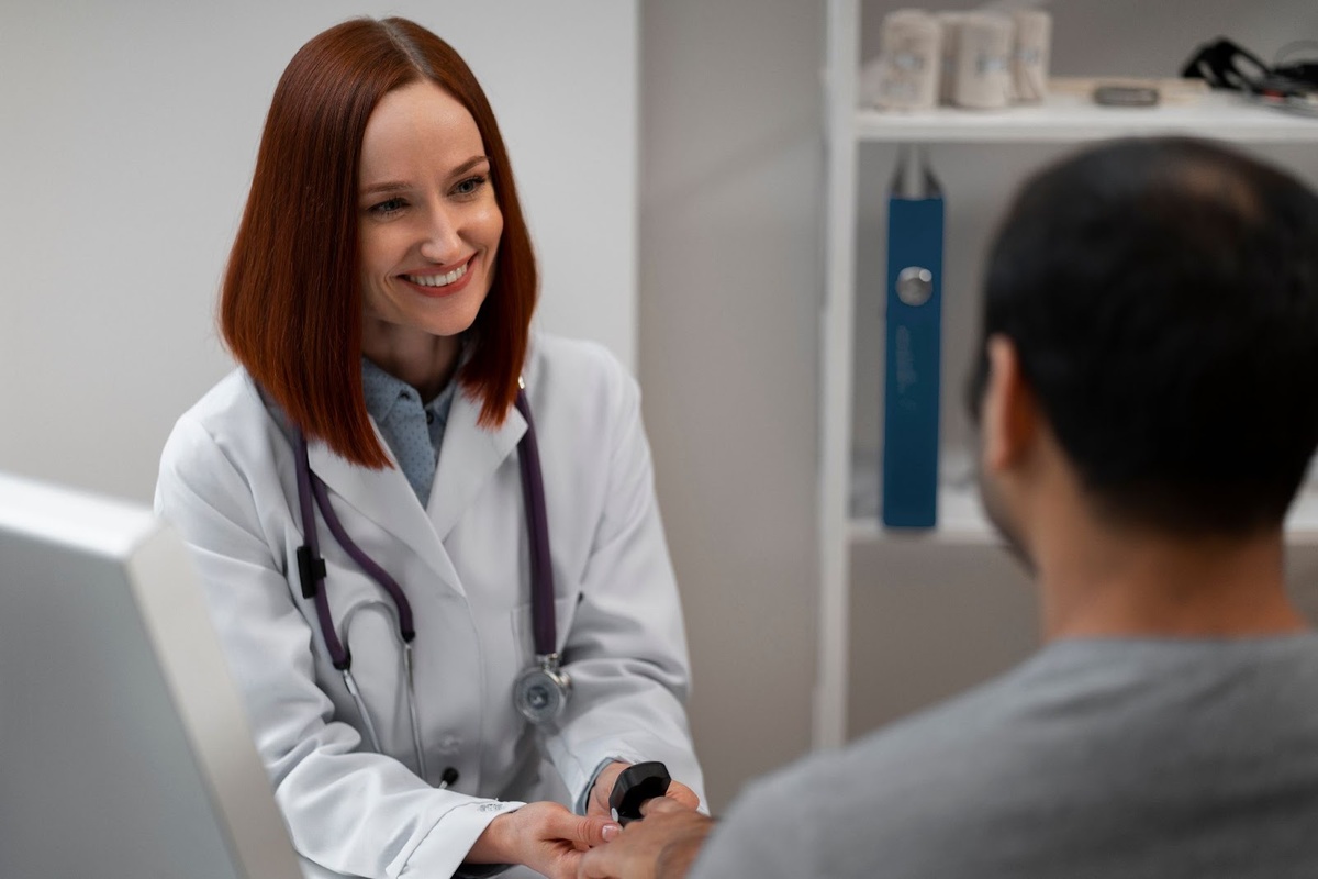 Источник изображения: <a href="https://ru.freepik.com/free-photo/side-view-doctor-checking-patient_39571443.htm#fromView=search&page=1&position=11&uuid=0d9f5361-181b-4993-b5ff-03d804396c61">Изображение от freepik</a>