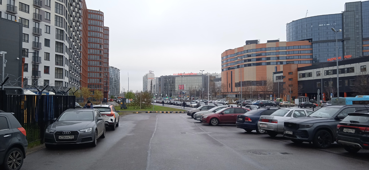 Нагромождения справа и есть торговый центр. Слева когда-то был стихийный рынок, где мы покупали одежду. Сейчас здесь не пойми что с видом на урбанизацию...