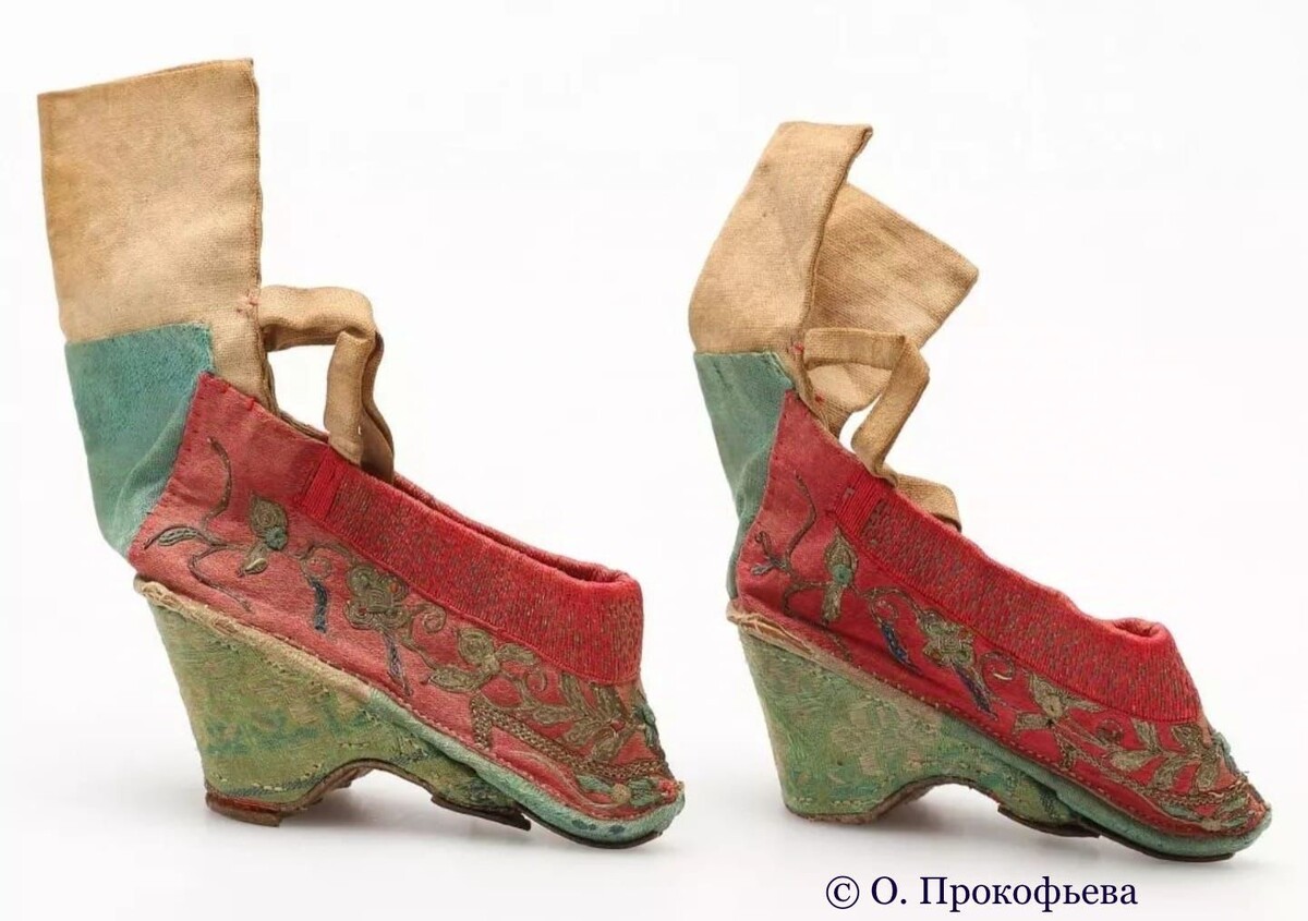 Туфли для лотосовой ножки. Китай, поздняя династия Цин. Шелк, кожа. Из собрания Ольги Прокофьевой 