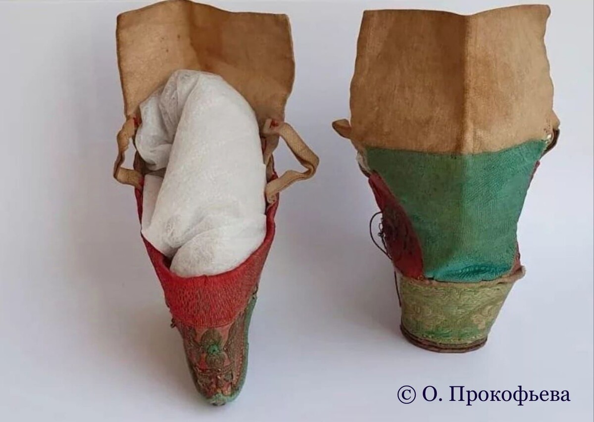 Туфли для лотосовой ножки. Вид спереди и сзади