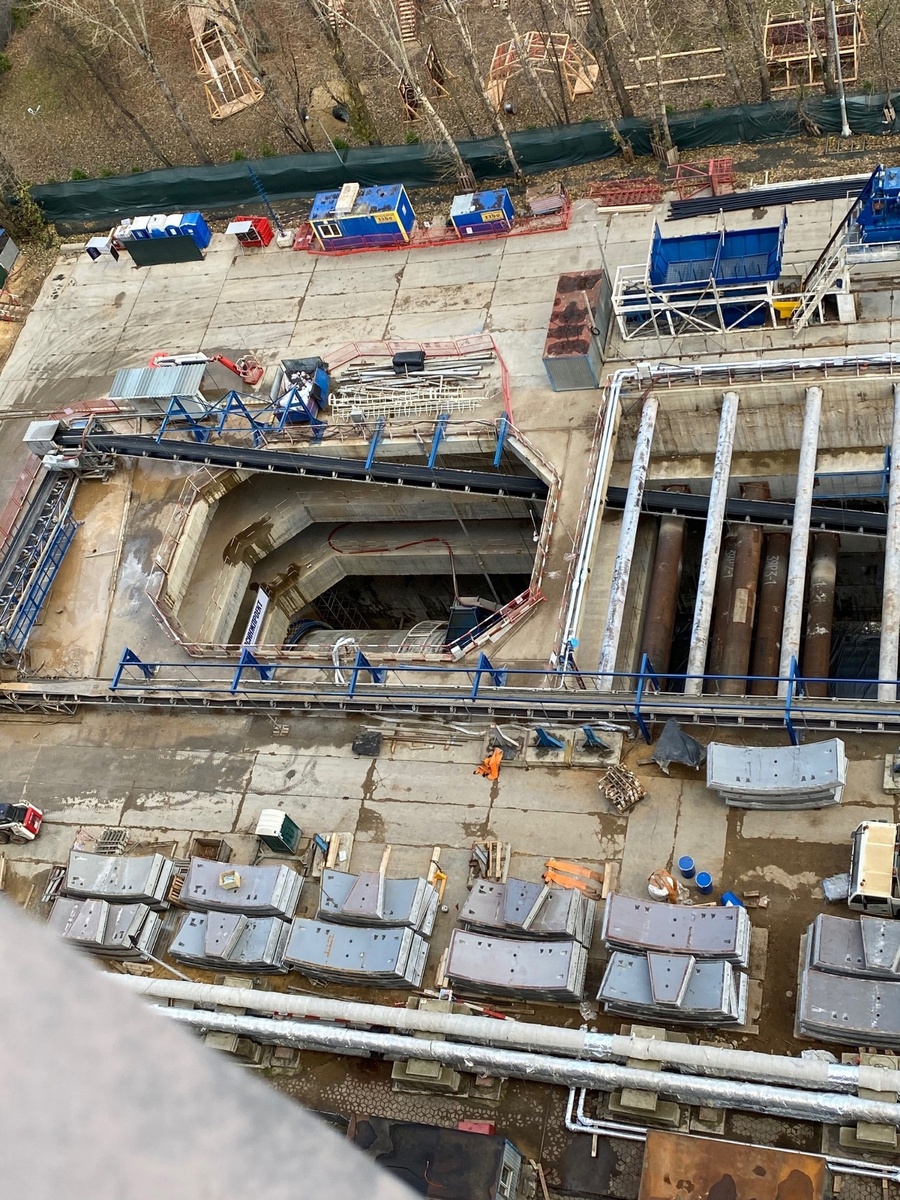 📷 1.1: Продолжается проходка двухпутного перегонного тоннеля до 🚇 станции «Серебряный Бор» с помощью тоннелепроходческого комплекса S-956 "Лилия". Головная часть щита уже полностью скрылась в тоннеле. Смонтировано 10 колец.