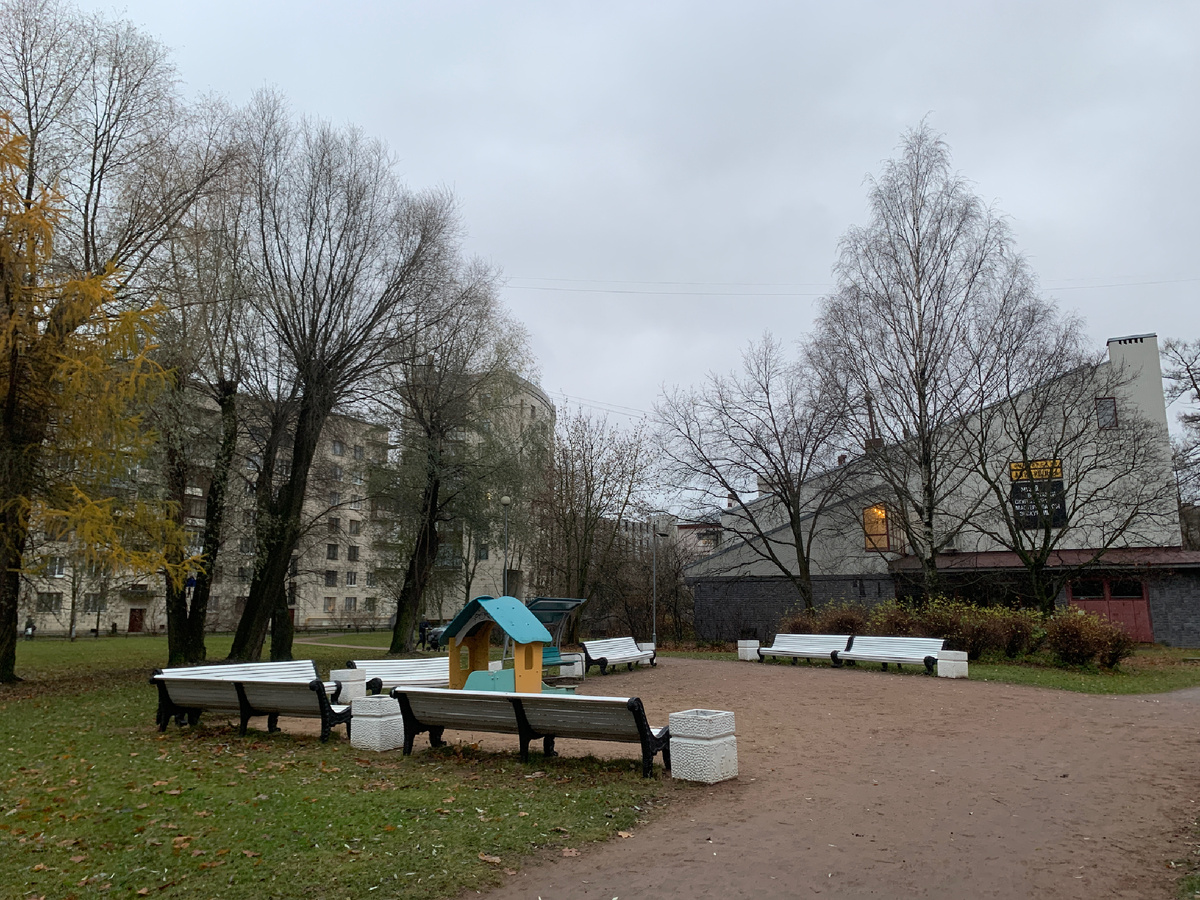 Санкт-Петербург, садик рядом с нашим домом, место не только для прогулок, но и посиделок сомнительных личностей. Личное фото автора
