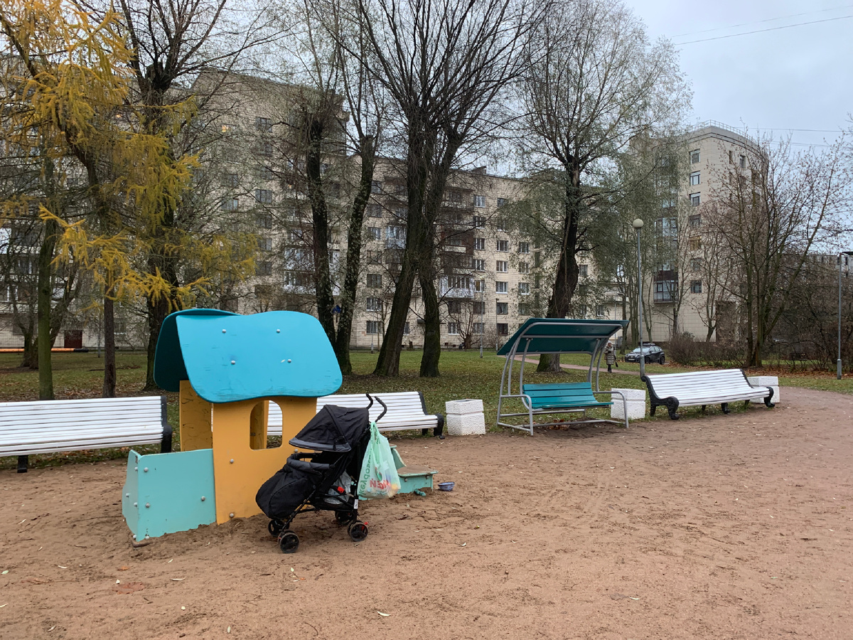 Это наша коляска и наша песочница, а вот на голубых качелях и происходили нижеописанные события. Личное фото автора 