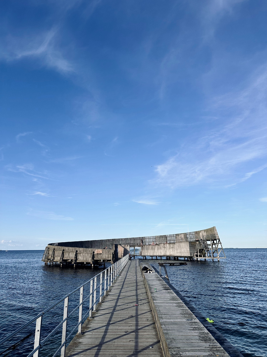Никакой смысловой привязки к тексту. Просто красивое