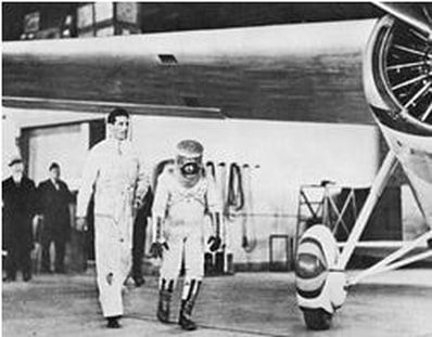 На фотографии видно, как Вили Посту приходится скрючиваться во время ходьбы.