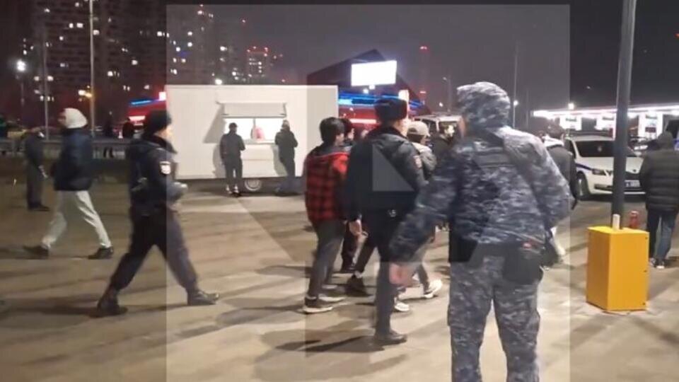     Силовики прервали турнир поп-ММА HFC в Одинцове и увели организатора РЕН ТВ