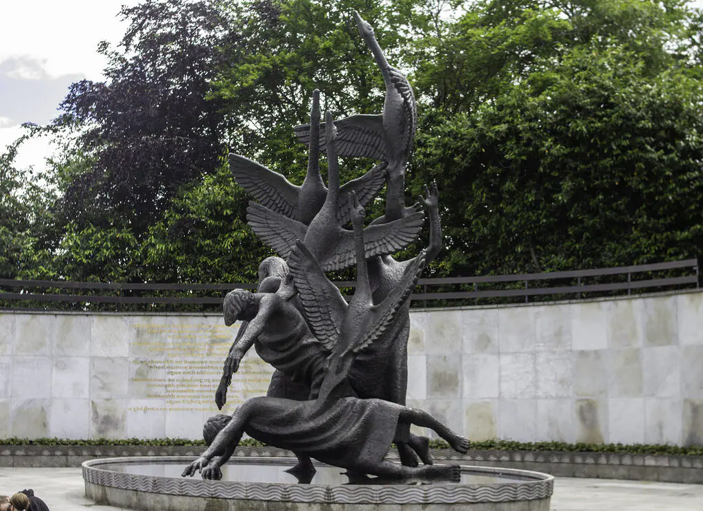 Картина Ойсина Келли «Дети Лира» в Саду воспоминаний на площади Парнелл, Дублин, Ирландия, символизирующая возрождение и воскрешение.