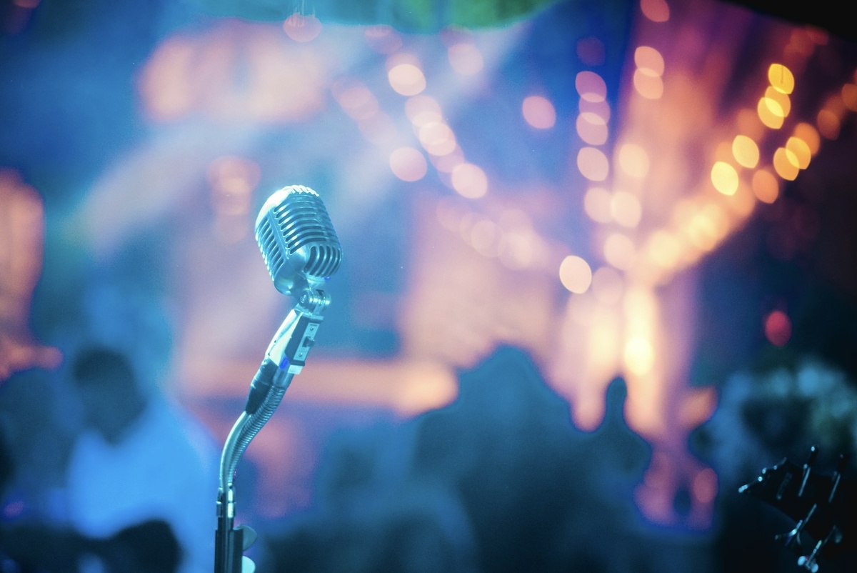 В этой статье я предлагаю вам психологическую настройку и практические инструменты, чтобы уменьшить волнение перед сценой и получить максимум удовольствия от выступления.