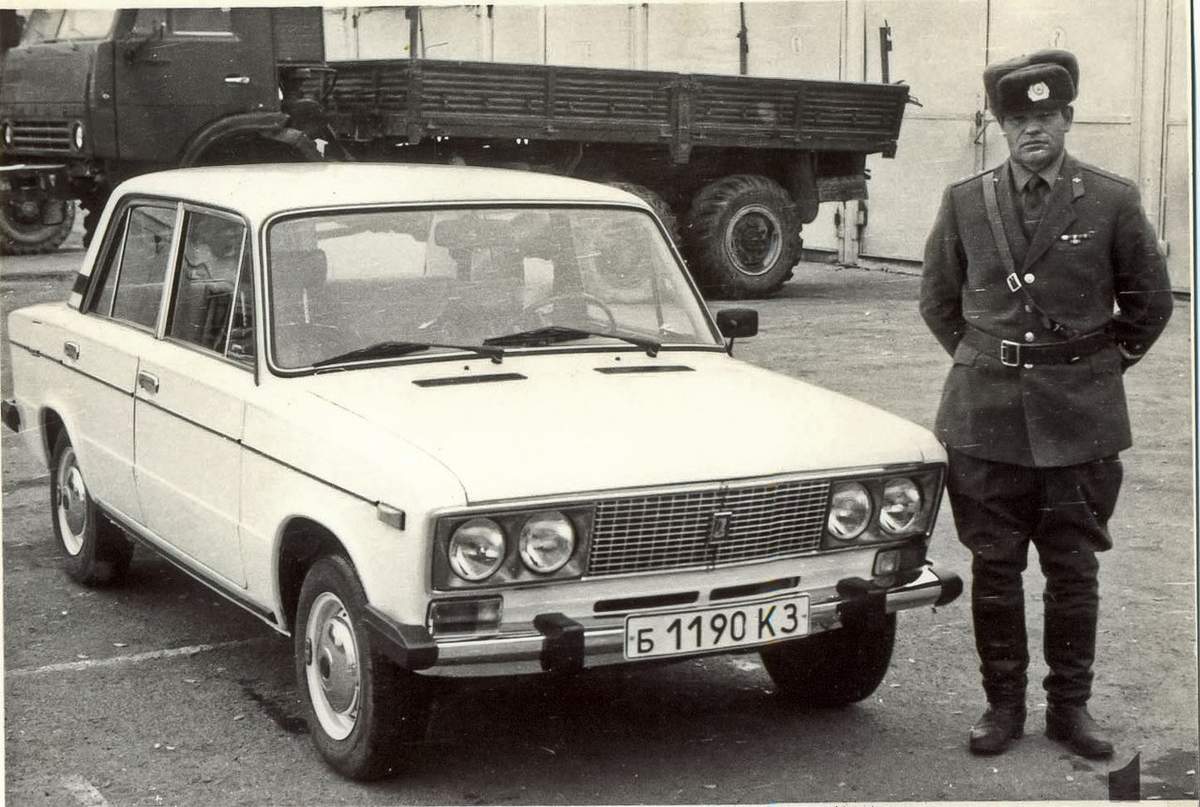 История создания ВАЗ 2106 началась в 1960-х годах, когда инженеры и конструкторы начали разрабатывать новую модель автомобиля, которая должна была заменить устаревший ВАЗ 1200. Проект получил кодовое имя "Lada 2106" и предназначалась для массового производства. Первые эскизы и чертежи были сделаны в 1970 году, а первые опытные образцы выпущены в 1973 году. Автомобиль был спроектирован как компактный семейный седан, который мог справиться с суровыми условиями советских дорог.
