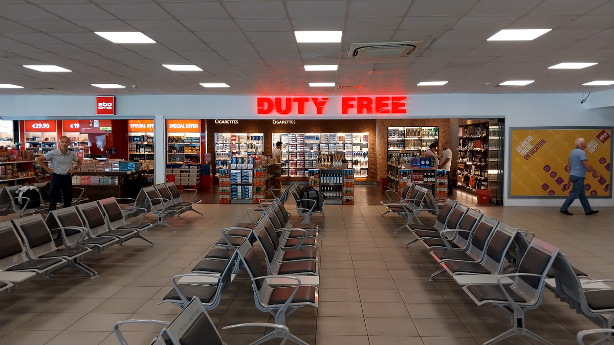 За три часа до начала регистрации пустынно в Duty Free и в самом аэропорту Алании...