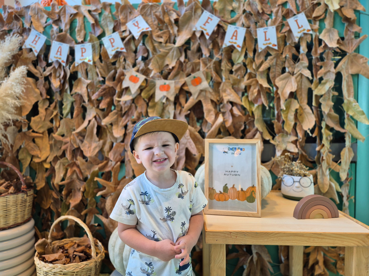 Позирует (то есть кривляется) в осенней фотозоне