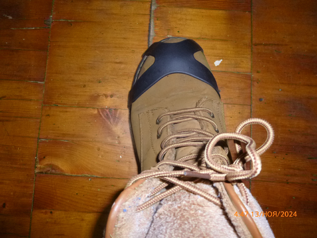 Фото автора. Так ледоступы цепляются к носку с переди сапога.