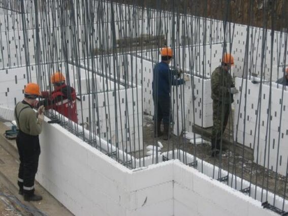 Пихаем в стены арматуру