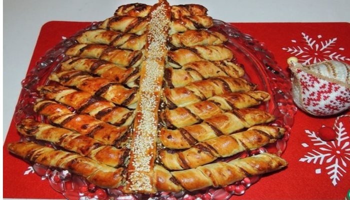 
Если вы планируете поразить своих гостей вкусным и оригинальным пирогом, то вам очень пригодится этот рецепт! Новогодняя елочка станет отличным украшением вашего праздничного стола!