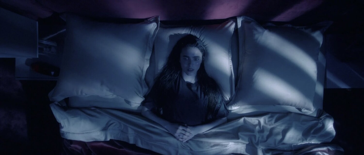 Маргаретт Куолли в фильме «Субстанция» (2024), реж. Корали Фаржеа