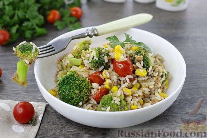 рис длиннозерный, тунец консервированный, капуста брокколи, помидоры черри, кукуруза консервированная, перец чёрный молотый, соль, масло растительное