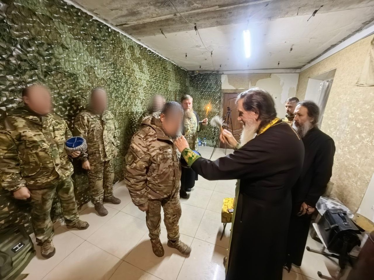  📷    Митрополит Оренбургский и Саракташский Петр благословил наших бойцов в зоне СВО Кристина Просвиркина