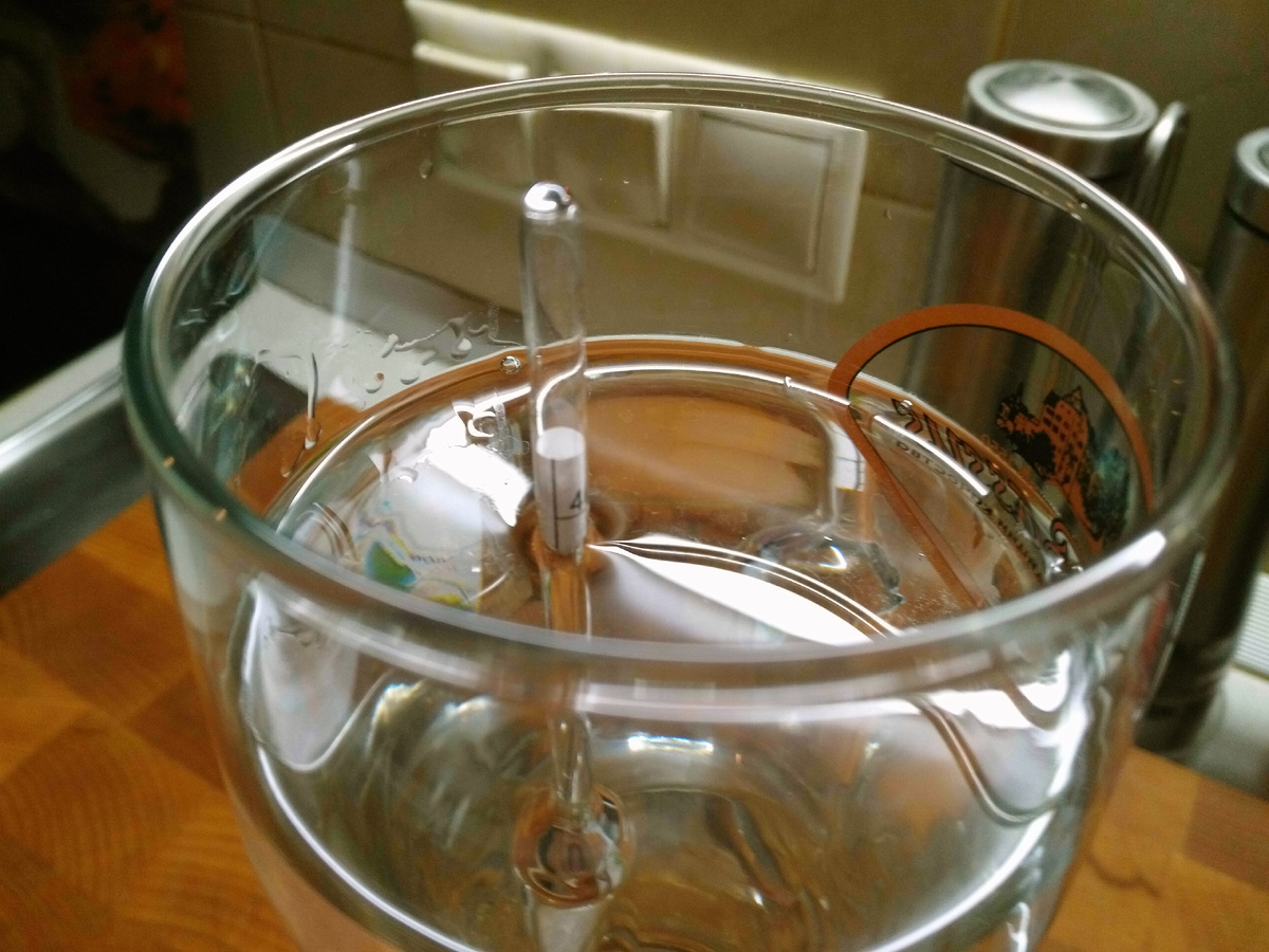 Измеряем крепость самогона.