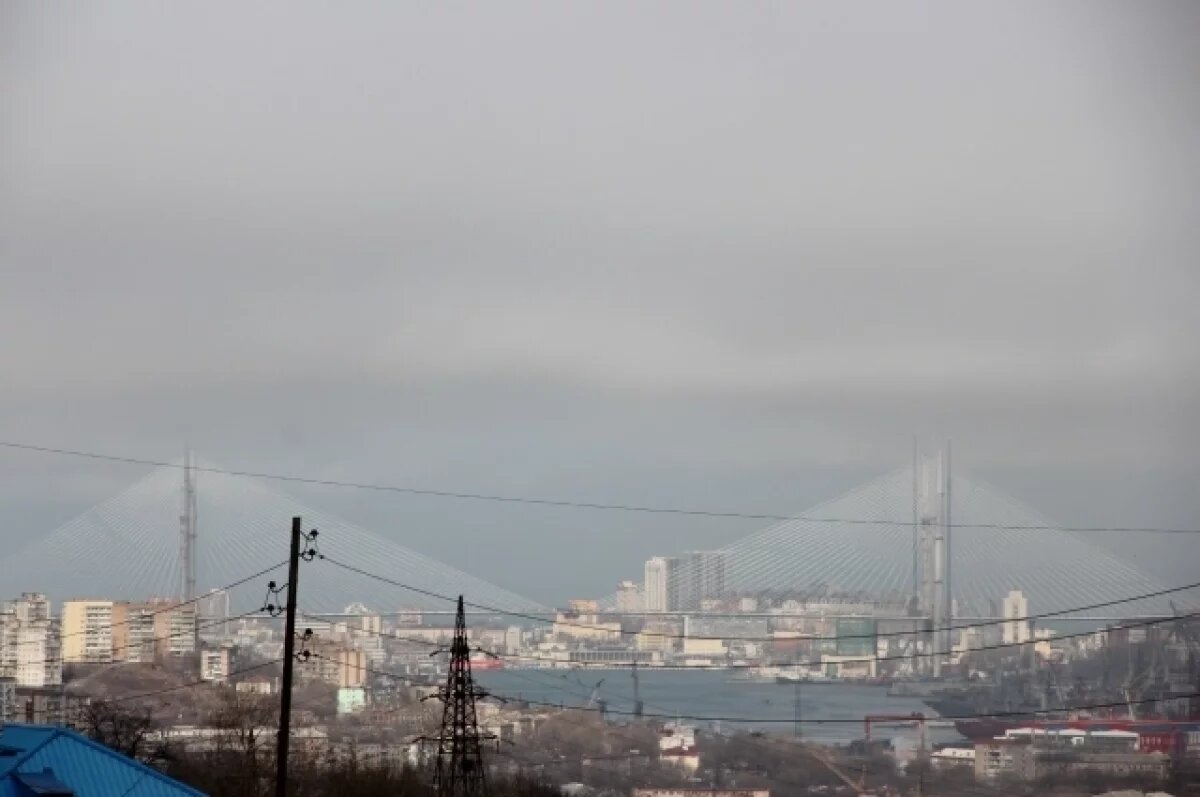    Дымка над Владивостоком возникла из-за пожаров, полыхающих в Приморье