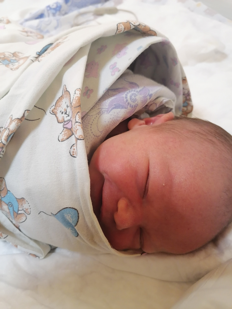 Это фото сделано 6 ноября, первая Сашина улыбка! 