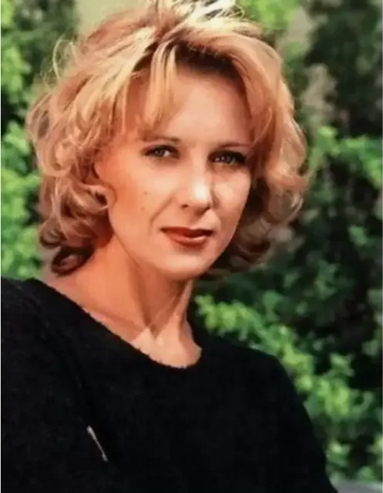 Глядя на это фото можно допустить, что тут есть Драматик. Лицо вытянутое, худощавое. Нос кажется длинным. Я всегда прошу клиентов больше фото. Из тысячи фотографий может выстрельнуть одна...неприметная, в которой ВСЕ.  Дальше...