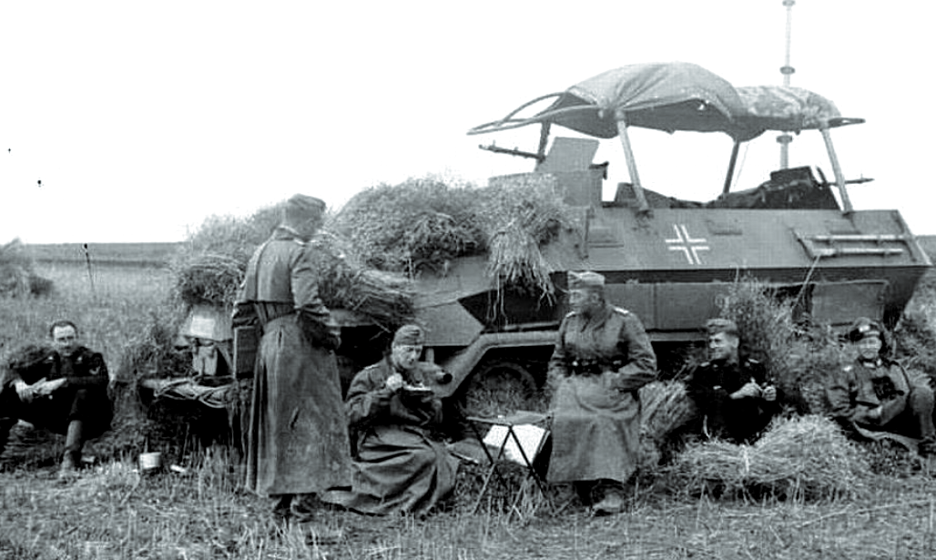 Гитлеровцы на фоне БТР "Ханомаг", 1 сентября 1941 г.
