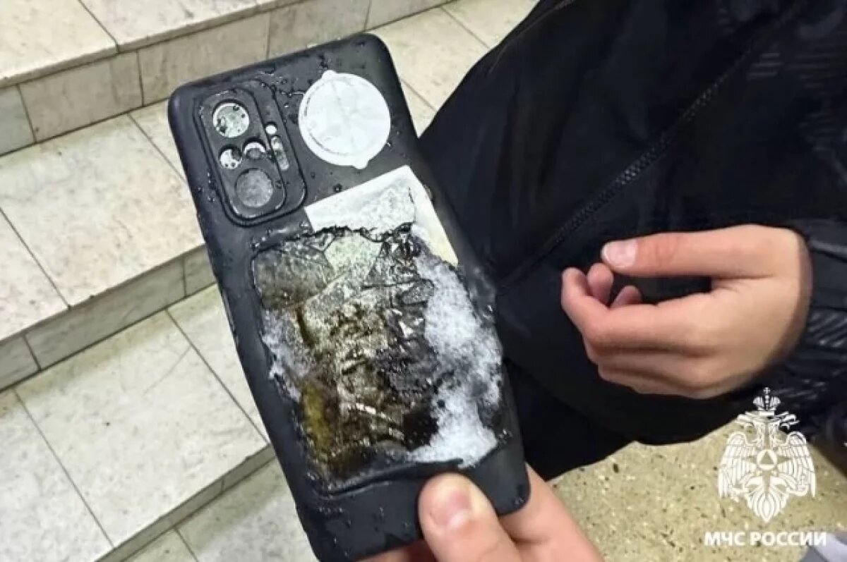    В кузбасской школе у ученика загорелся телефон прямо на уроке