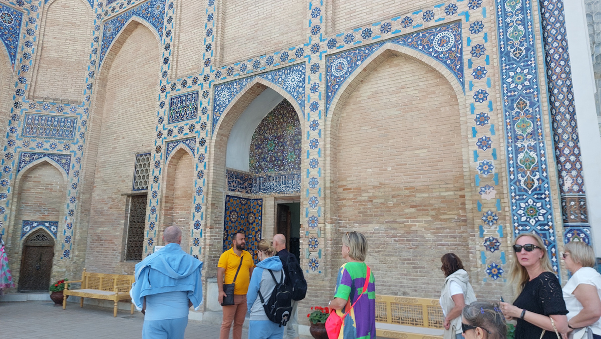 Сабир (в жёлтой футболке) начинает экскурсию