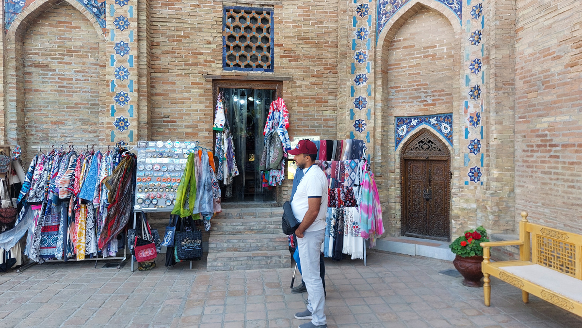 В Узбекистане возле любого музея торговля, даже возле усыпальницы