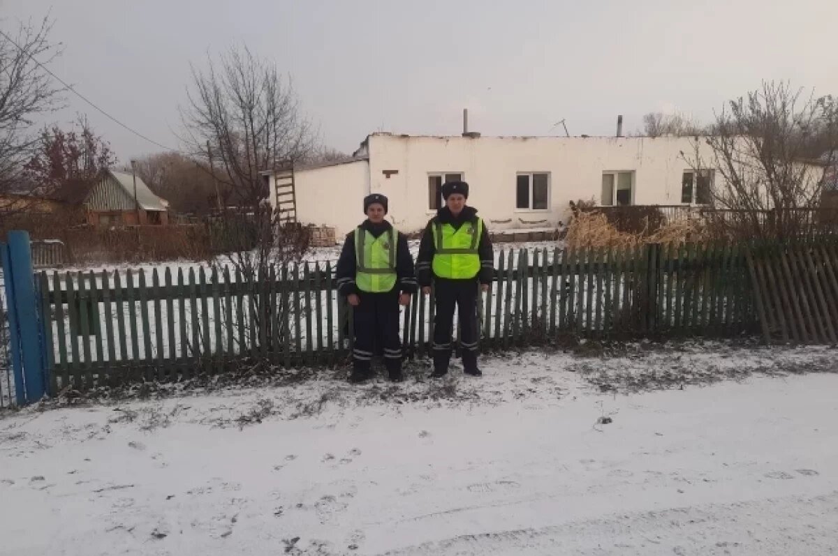    Сотрудники ГАИ на Алтае вывели 8 человек из горящего дома