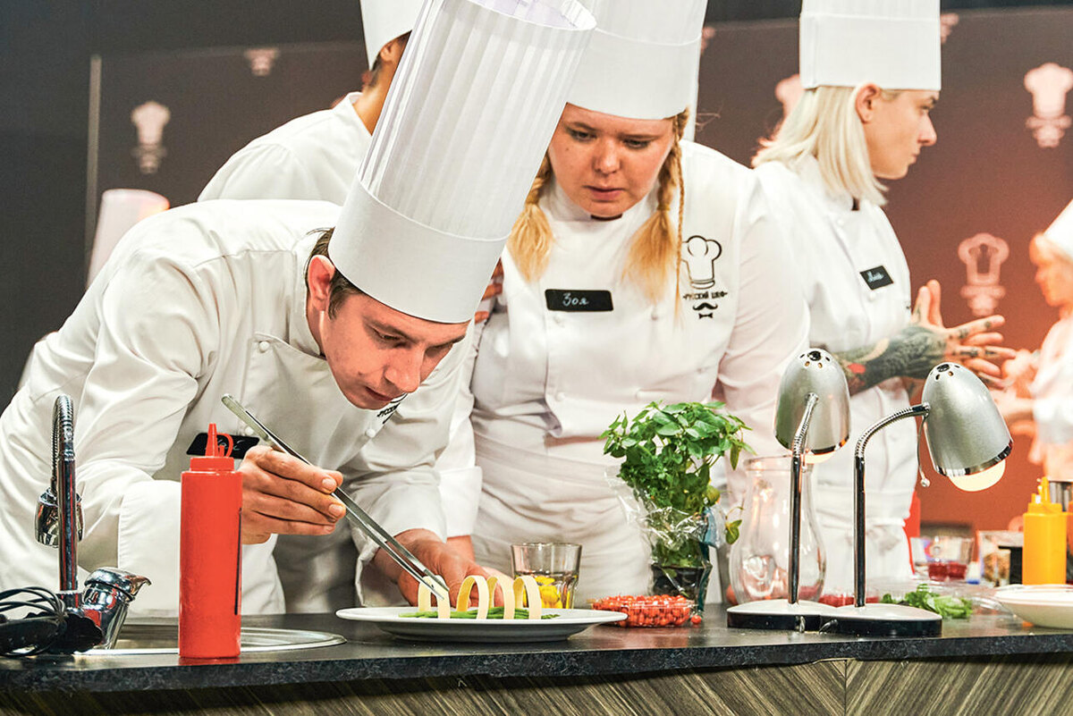    «Съемки на кухне и сам процесс готовки для меня стали самым сложным. Это дело требует сноровки и хороших навыков. Удалось научиться быстро нарезать овощи, что кажется мне хоть маленьким, но достижением» С Ксенией Копыловой в сериале «Шеф» Пресс-служба телеканала «Пятница!»