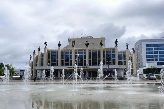    На площади находится Театр оперы и балета им. П. И. Чайковского. Фото:  АиФ/ Екатерина Котельникова