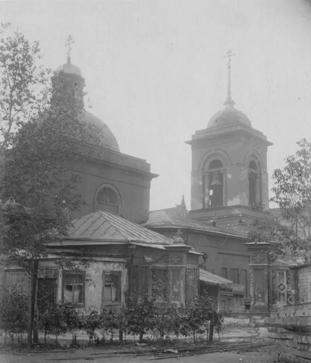 Церковь «Старая Троица» впервые упомянута в 1493 году, разрушена в 1934 году. В начале 2000-х годов фундаменты церкви Троицы в Полях были раскрыты археологами и музеефицированы. Фото перед сносом, 1931