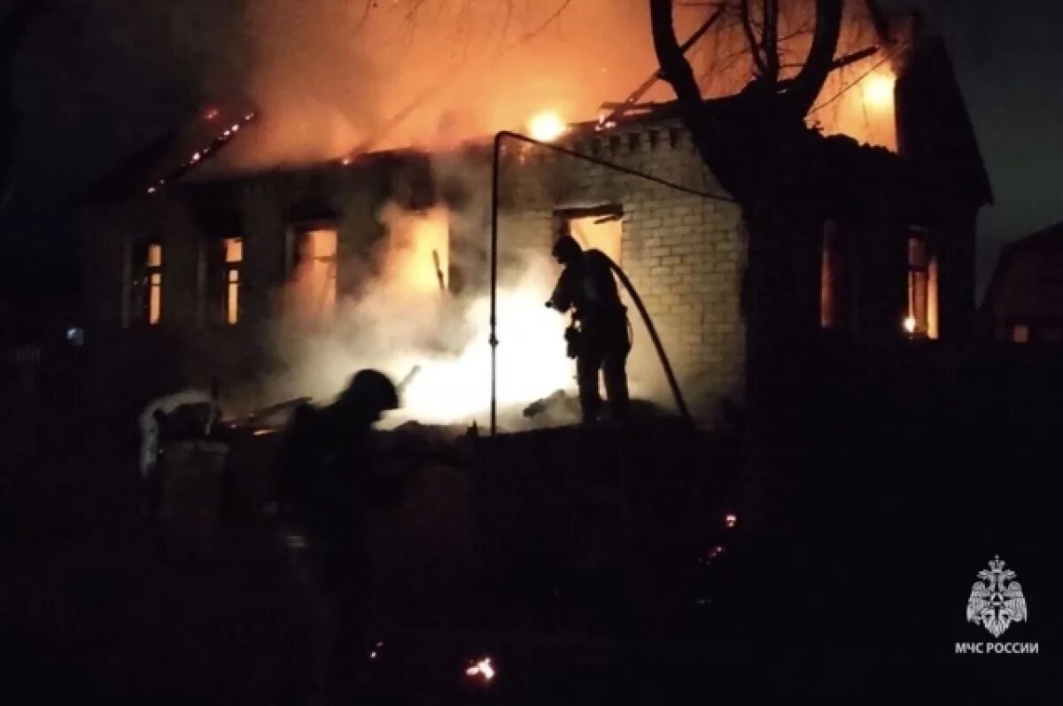    Женщина и двое мужчин погибли на ночном пожаре в Брянском районе