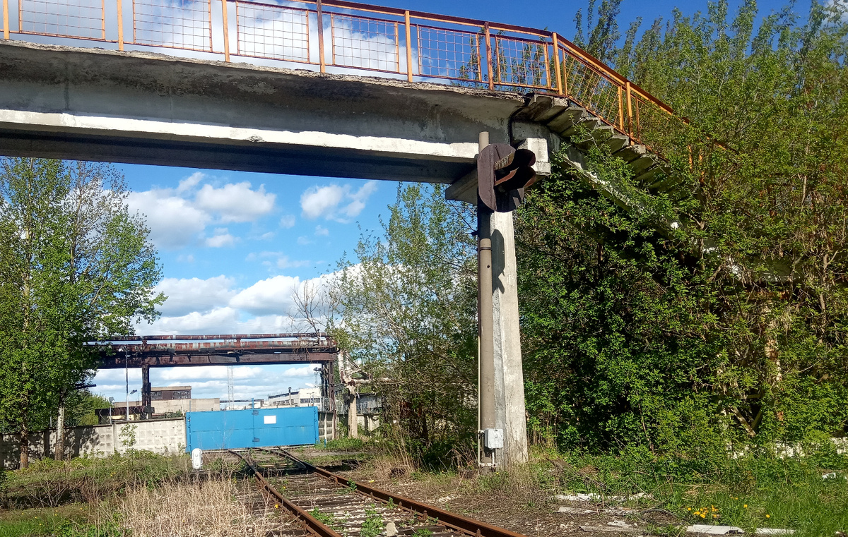 Вид в сторону ГРЭС и на полуразрушенный мост, который ныне не используется. 