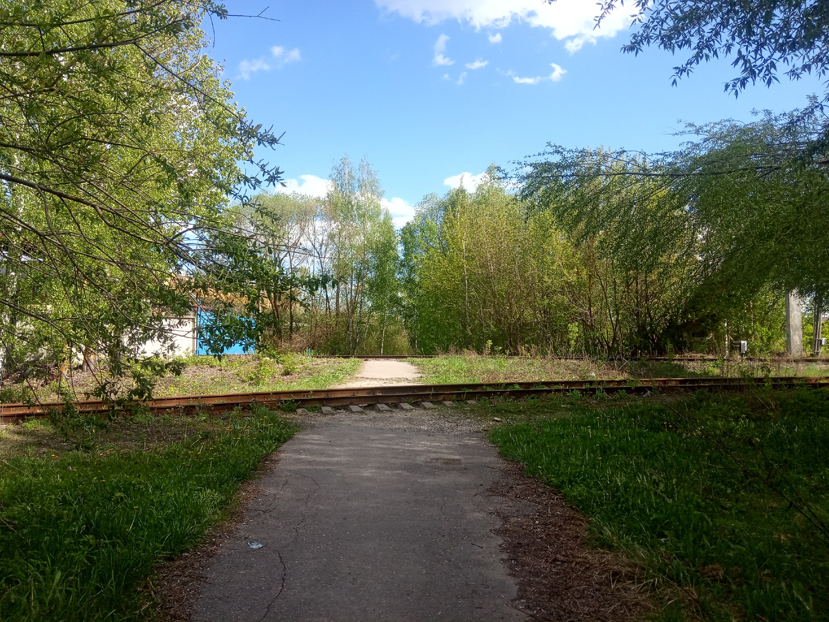 Подбираемся к месту назначения: уже виден один из подъездных путей.