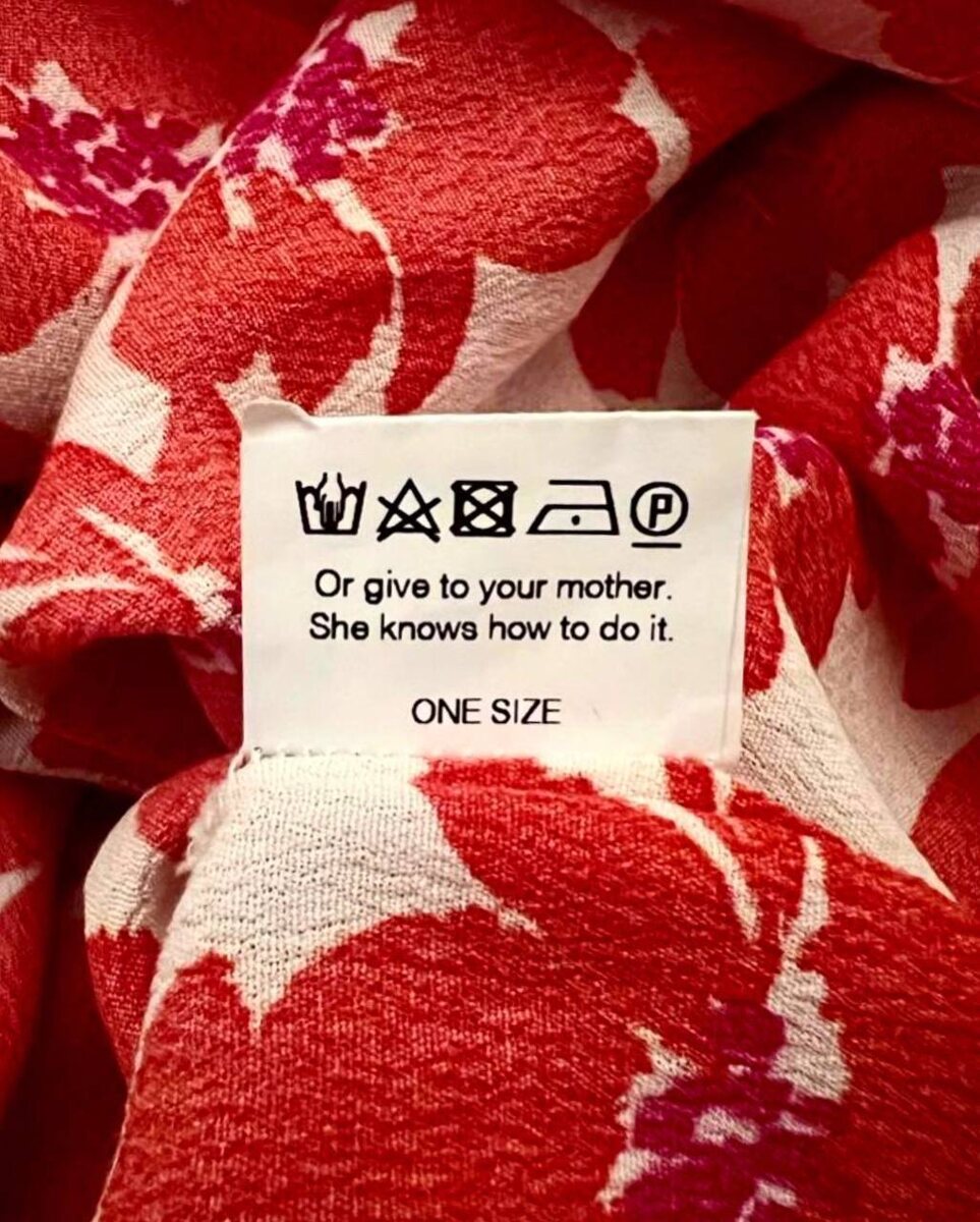 Перевод на бирке гласит: «Или отдайте вещь своей маме. Она знает, как это делать»