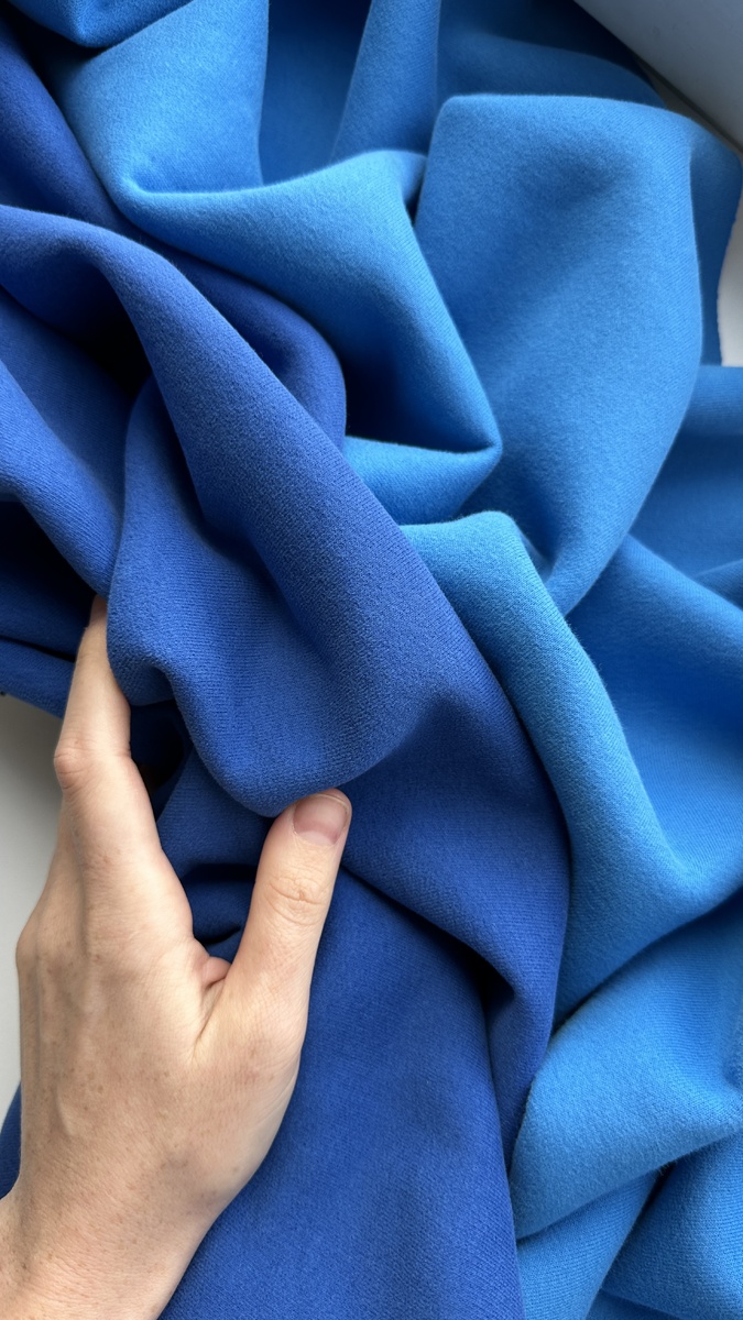 Оттенки «Санторини» (слева) и «голубая лагуна» (справа) на футере с начёсом