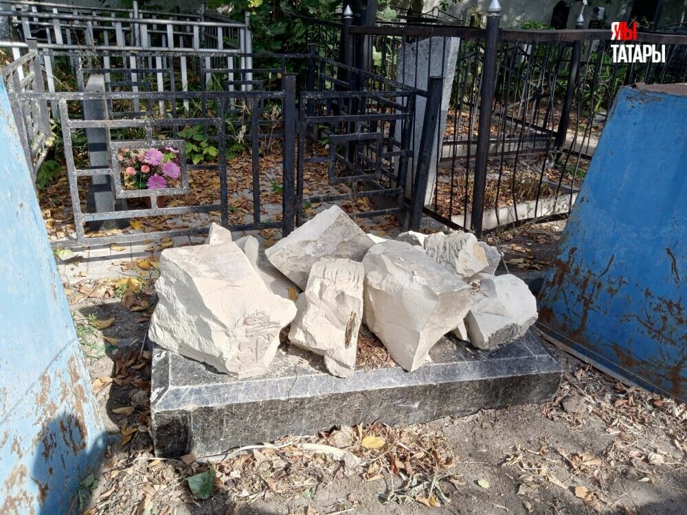
Остатки плиты Юнусова на самой могиле
Фото: © «Миллиард.Татар»