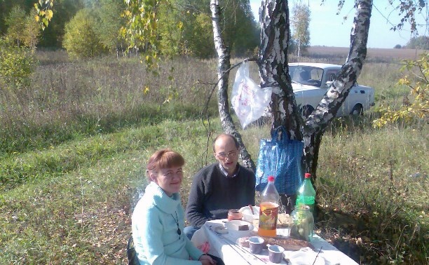На фото я с  любимым мужем, нас фотографирует наш сын. Машину к сожалению не оченеь видно за березами. Наш москвич 2140