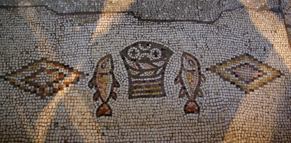 Мозаика V в. с изображением рыб и корзины с хлебами. Табха, Израиль. Public Domain/ Berthold Werner