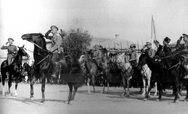 Атаман Всевеликого войска Донского Пётр Краснов перед строем Донской армии. 